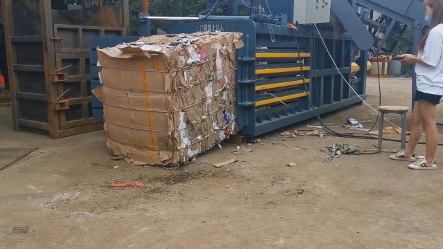 Waste Carton Recycling Baler Machine | Horizontal Hydraulic Press Working Video
#HorizontalCardboardBaler #WasteCartonBaler #CardboardRecycling #HorizontalHydraulicBaler #OnSiteBaler #CartonCompressionMachine