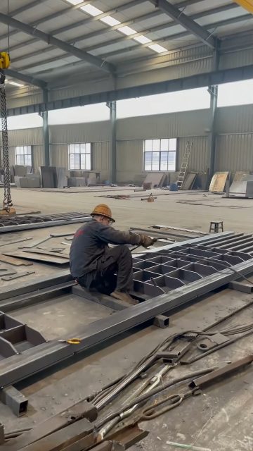 Welding demonstration of horizontal hydraulic baler workshop
#HydraulicBaler #HorizontalBaler #RecyclingMachinery #WasteManagement #IndustrialEquipment #BalingPress #ScrapRecycling