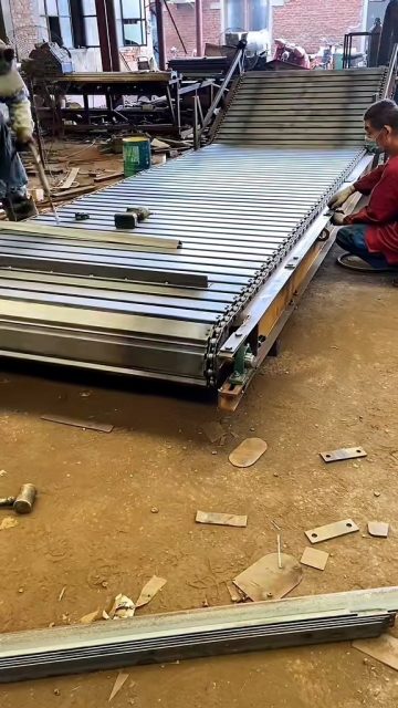 Horizontal hydraulic baler chain plate chain conveyor belt manufacturing demonstration
#HydraulicBaler #HorizontalBaler #RecyclingMachinery #conveyor belt